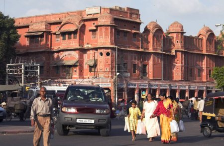 Foto de Manik Chowk, Mercado, gente en la calle, familia cruzando la calle, pared rosa de la ciudad vieja, Jaipur, Rajasthan, India - Imagen libre de derechos