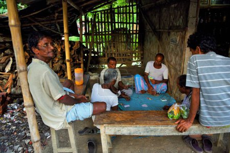 Téléchargez les photos : Personnes jouant aux cartes, village d'Herobhanga, gare de Canning, Bengale occidental, Inde, Asie - en image libre de droit