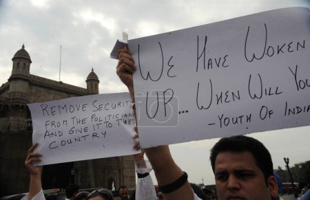 Foto de Manifestantes con pancartas frente al hotel Taj Mahal, después del ataque terrorista de Deccan Mujahedeen el 26 de noviembre de 2008 en Bombay Mumbai, Maharashtra, India - Imagen libre de derechos