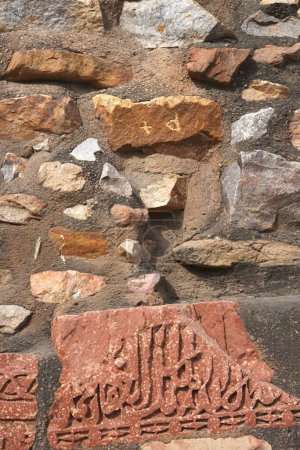 Foto de Muralla de piedra e inscripción del Corán en el complejo Qutb Minar, sultanato de Delhi, Delhi, India Patrimonio de la Humanidad por la UNESCO - Imagen libre de derechos