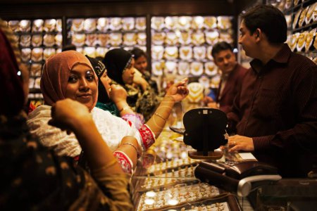 Foto de Mujeres comprando joyas, dhaka, bangladesh - Imagen libre de derechos