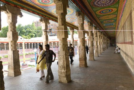 Foto de Pilar en corredor alrededor del tanque de loto dorado en el templo Meenakshi, Madurai, Tamil Nadu, India - Imagen libre de derechos