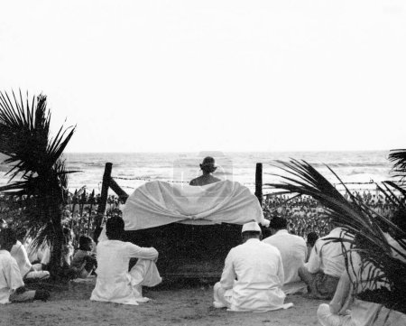 Foto de Mahatma Gandhi durante la oración en Juhu Beach, Mumbai, Maharashtra, India, mayo 1944 - Imagen libre de derechos