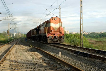 Foto de Tren de mercancías en pista, India - Imagen libre de derechos
