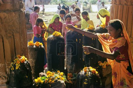 Foto de Mujer adoración shiva linga - Imagen libre de derechos