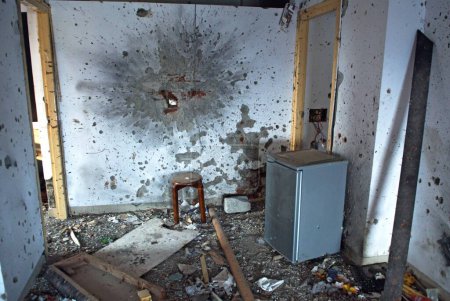 Téléchargez les photos : Explosion à la grenade et marques de balles sur le mur du centre communautaire juif de nariman House par des terroristes moudjahidines du deccan attentat à Bombay Mumbai, Maharashtra, Inde 17, février 2009 - en image libre de droit