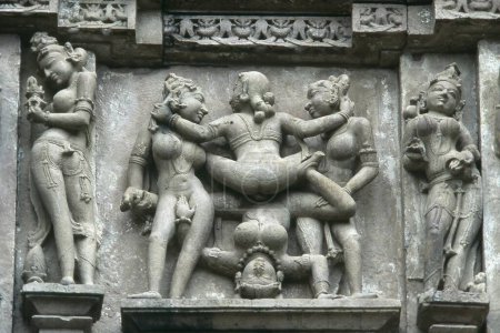 Gravure sur pierre érotique sur le temple Vishvanatha, Khajuraho, Madhya Pradesh, Inde, Asie