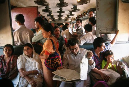 Téléchargez les photos : Crowded railway compartment, India - en image libre de droit