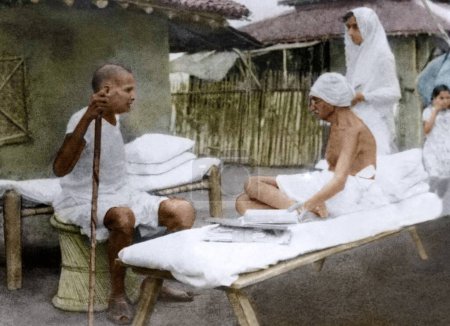 Foto de Mahatma Gandhi con Jamnalal Bajaj, Satyagraha Ashram, Wardha, Maharashtra, India, Asia, 1942 - Imagen libre de derechos