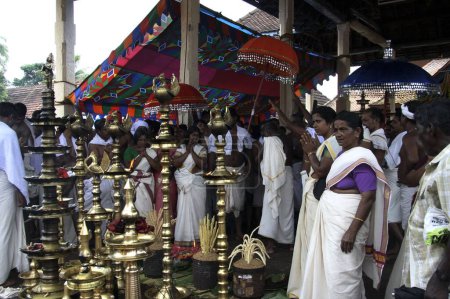 Téléchargez les photos : Arrangement pour puja, temple de Parthasarthy, Aranmula, Kerala, Inde - en image libre de droit