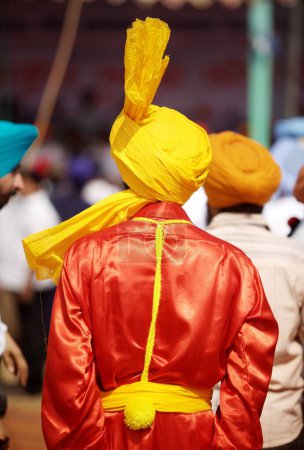 Téléchargez les photos : Jeune garçon sikh en tenue traditionnelle lors d'événements culturels organisés pour les célébrations de 300e année de consécration du perpétuel Guru Granth Sahib, Nanded, Maharashtra, Inde - en image libre de droit