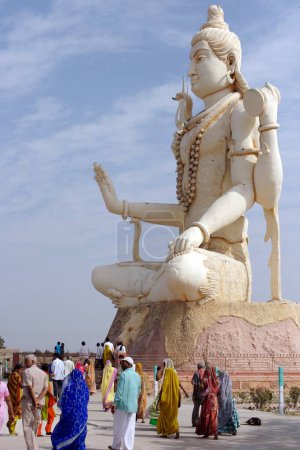 Téléchargez les photos : Statue blanche du seigneur Shiva au temple de nageshwar au district de dwarka, Jamnagar, Gujarat, Inde - en image libre de droit