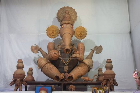 Téléchargez les photos : Idole de Lord Ganesha faite par des ustensiles en terre cuite, pune, Maharashtra, Inde, Asie - en image libre de droit