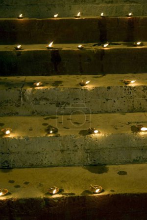 Lampe auf der Treppe bei varanasi benaras uttar pradesh Indien