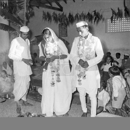 Foto de Viejo vintage 1900s foto en blanco y negro de la boda india boda novia novio India - Imagen libre de derechos