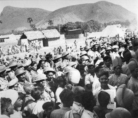 Téléchargez les photos : Les gens lors d'une réunion de masse, Madras, 1946 - en image libre de droit
