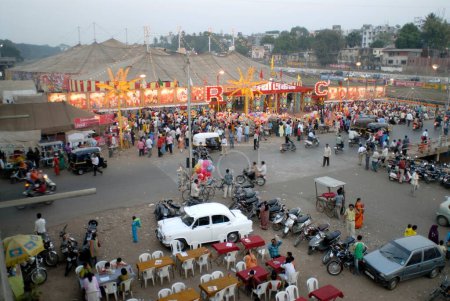 Téléchargez les photos : Vue de dessus d'un cirque à Pune près de la rivière Mutha, Maharashtra, Inde - en image libre de droit