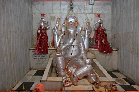 Téléchargez les photos : Statue de seigneur ganesh (dieu tête d'éléphant) dans le temple ; Rajasthan ; Inde - en image libre de droit