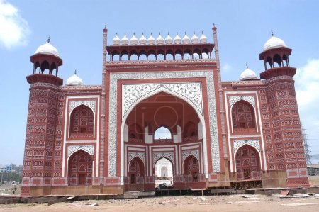 Téléchargez les photos : Une réplique de Lal Darwaja ; l'entrée du Taj Mahal ; l'une des sept merveilles du monde a été érigée lors d'une foire artisanale au KJ Somaiya College of Medicine ; Sion ; sur la Eastern Express Highway à Bombay maintenant Mumbai dans le Maharashtra ; - en image libre de droit
