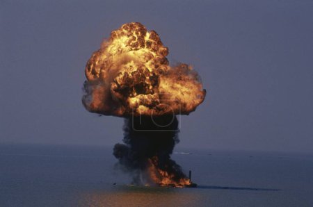 Téléchargez les photos : Explosion, examen de la marine, bomay mumbai, maharashtra, Inde - en image libre de droit