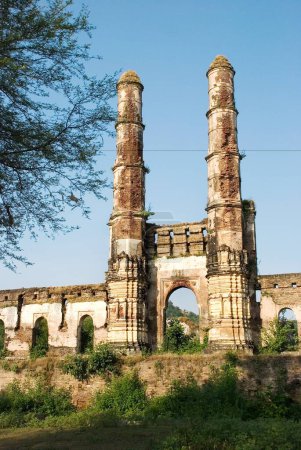Téléchargez les photos : Patrimoine mondial de l'UNESCO Champaner Pavagadh ; fouilles menées par l'Université M S de Baroda entre 1970 et 1975 ont mis en lumière le complexe Amir Manzil ; Champaner ; district de Panchmahals ; État du Gujarat ; Inde ; Asie - en image libre de droit