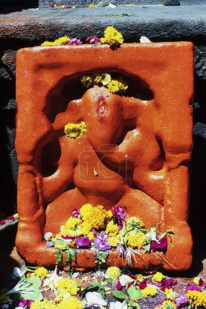 Téléchargez les photos : Statue de couleur écarlate Lord Ganesha, Trimbakeshwar, Nashik, Maharashtra, Inde, Asie - en image libre de droit
