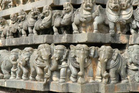 Téléchargez les photos : Rangées de pierres sculptées lion et éléphant indiquant courage et force au temple Channakesava Vishnu ; Belur ; district Hassan ; Karnataka ; Inde - en image libre de droit