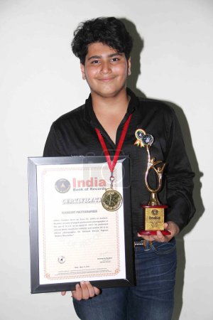 Foto de Alfaaz Gurubhai Thakkar, Alfaaz Gurubhai, fotógrafo más joven, Certificado del Libro de récords de la India, Mumbai, India, 15 de mayo de 2017 - Imagen libre de derechos