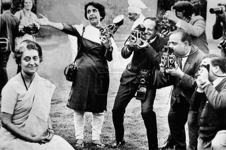 Téléchargez les photos : Première photojournaliste indienne Homai Vyarawalla et ses collègues professionnels lors d'une séance photo avec le Premier ministre Indira Gandhi à la dernière résidence à New Delhi Inde 1968 - en image libre de droit