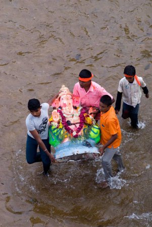 Foto de Personas que llevan ídolo de lord ganesh para la inmersión en el río bhavani en el festival de ganpati; Dharapuram; Tamil Nadu; India 2009 - Imagen libre de derechos
