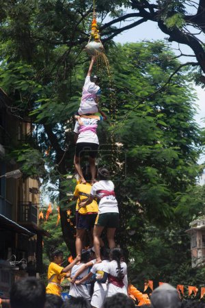Foto de Pirámide humana quebrada dahi handi, mumbai, maharashtra, india, asia - Imagen libre de derechos