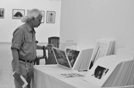 Téléchargez les photos : Sudarshan Dheer à l'exposition de photographie Jagdish Agarwal, Jehangir Art Gallery, Mumbai, Maharashtra, Inde, Asie - en image libre de droit