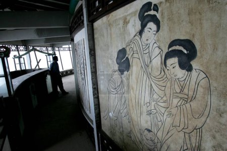 Téléchargez les photos : Murales de femmes japonaises sur les murs de l'hôtel Sea Rock à Bandra, Bombay Mumbai, Maharashtra, Inde - en image libre de droit