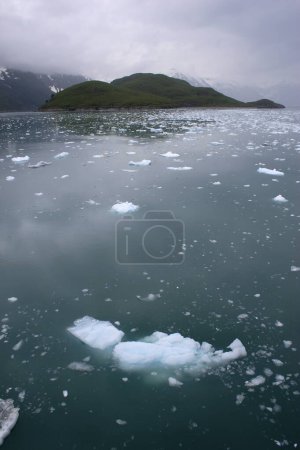 Iceberg cerca del glaciar Hubbard; El glaciar de marea más largo de Alaska; Parque Nacional Saint Elias; Bahía de desencanto; Alaska; Estados Unidos de América