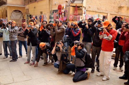 Téléchargez les photos : Groupe de photographes engagés dans la prise de vue à patwa haveli Rajasthan Inde Asie - en image libre de droit