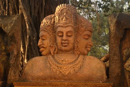 Foto de Replica de Maheshmurty; tres caras de Señor Shiva; cerca de las cuevas de Elephanta; Gharauri ahora conocido como isla de Elephanta; Distrito Raigad; Maharashtra; India - Imagen libre de derechos