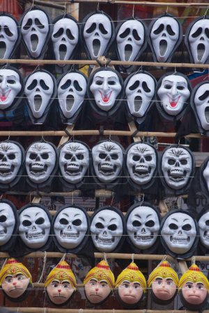 Foto de Máscaras plásticas de Ghost Scull y Hanuman guardadas para la venta, Pune Maharashtra India Asia - Imagen libre de derechos