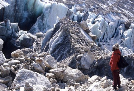 Foto de Caída de hielo y excursionista, Glaciar Gangotri, Himalaya, Uttaranchal, India - Imagen libre de derechos