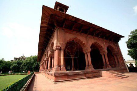 Téléchargez les photos : Diwan-I-Am ou la salle d'audience publique utilisée par l'empereur ; site du patrimoine mondial de l'UNESCO le célèbre fort de Delhi également connu sous le nom de Lal Qila ou fort rouge construit en (1638-1648) utilisé comme palais par l'empereur moghol Shah Jahan ; Delhi ; Inde - en image libre de droit