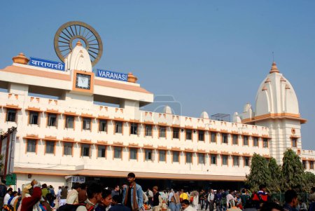 Téléchargez les photos : Gare de Varanasi, Varanasi, Uttar Pradesh, Inde - en image libre de droit