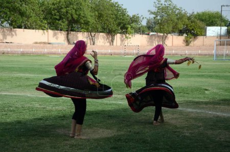 Téléchargez les photos : Femme dansant dans le stade ummed sthapana diwas occasion jodhpur rajasthan, Inde, Asie - en image libre de droit