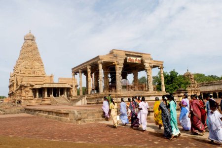 Foto de Devotos que vienen al templo de Brihadeshwara también llamado templo grande construido en décimo siglo AD Por Raja Raja Chola Dedicado al señor Shiva en Thanjavur; Tamil Nadu; India - Imagen libre de derechos