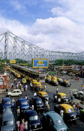 Téléchargez les photos : Trafic près de Howrah Bridge, Calcutta, Bengale occidental, Inde - en image libre de droit