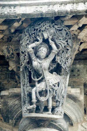 Téléchargez les photos : Statue de danseur Mohini sur le temple de Chennakesava, Belur, Hassan, Karnataka, Inde - en image libre de droit