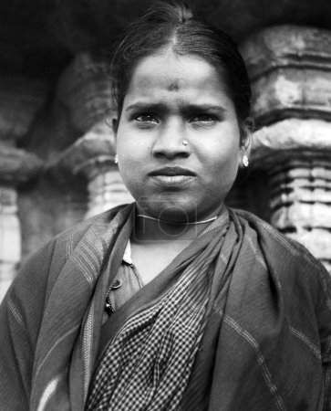 Téléchargez les photos : Femme indienne en saree regardant la caméra ; Andhra Pradesh ; Inde Années 1940 - en image libre de droit