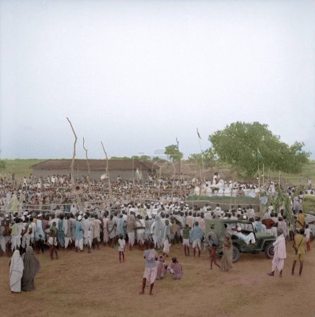 Téléchargez les photos : Mahatma Gandhi avec Abdul Ghaffar Khan rencontrant des gens lors d'une marche pour la paix, Bihar, Inde, mars 1947 - en image libre de droit