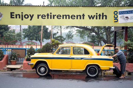 Foto de Morning time, yellow color taxi at Dharamtala, Calcutta now Kolkata, West Bengal, India - Imagen libre de derechos