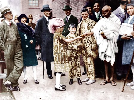 Foto de Pearly King of Houston, presentando naranjas a Mahatma Gandhi, Kingsley Hall, Londres, 15 de septiembre de 1931 - Imagen libre de derechos