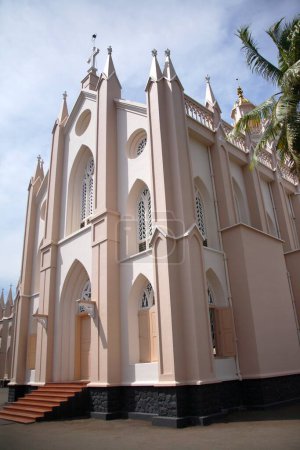 Foto de Nuestra Señora de Lourdes catedral tiene interesante santuario subterráneo; Thrissur; Kerala; India - Imagen libre de derechos