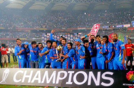 Foto de Jugadores de cricket indios celebran con el trofeo después de vencer a Sri Lanka en el partido final de la Copa Mundial de Cricket de la CCI 2011 en el estadio Wankhede en Mumbai India el 2 de abril de 2011 India derrotó a Sri Lanka por seis wickets para ganar la Copa Mundial de 2011 - Imagen libre de derechos